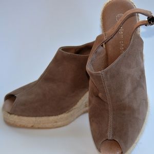 NWOT Eric Michael Beige Suede Espadrilles Wedges